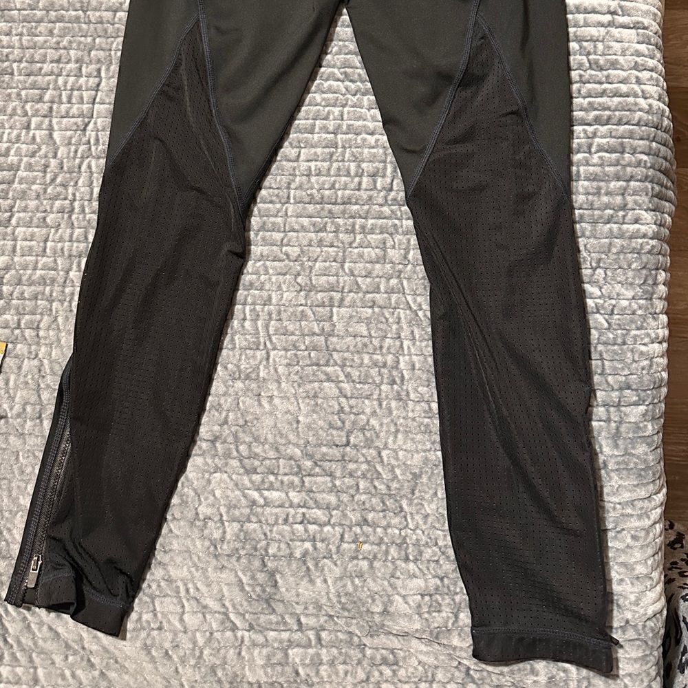 Fabletics Women's Small Black Leggings Zippered Leg Hem
Side Hip Pocket - Picture 15 of 16